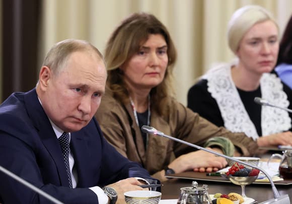 Tin thế giới 28-11: Nghi vấn về mẹ chiến sĩ gặp ông Putin; Anh sẽ áp dụng đối ngoại mạnh mẽ - Ảnh 3. Tin thế giới 28-11: Nghi vấn về mẹ chiến sĩ gặp ông Putin; Anh sẽ áp dụng đối ngoại mạnh mẽ - Ảnh 3.