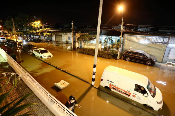 Nước ngập lênh láng tại phường Linh Đông, TP Thủ Đức - Ảnh 7.