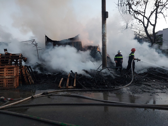 Cháy xưởng sản xuất pallet gỗ lúc rạng sáng, cảnh sát giải cứu 6 người - Ảnh 2.