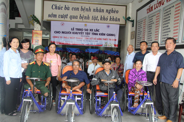 Tặng 50 xe lắc yêu thương cho người khuyết tật Kiên Giang có thêm phương tiện mưu sinh - Ảnh 1.