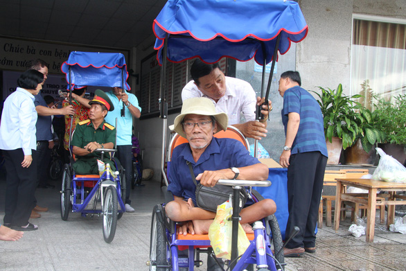Tặng 50 xe lắc yêu thương cho người khuyết tật Kiên Giang có thêm phương tiện mưu sinh - Ảnh 2.