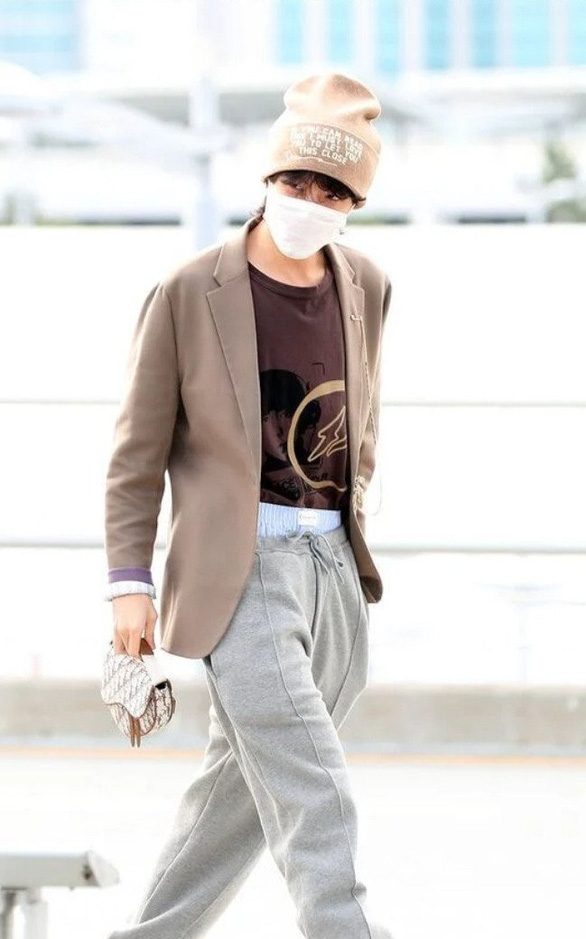 J Hope (BTS) khoe phong cách thời trang tức cười với chiếc quần hai tầng - Ảnh 2.