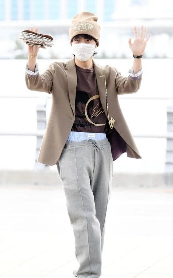 J Hope (BTS) khoe phong cách thời trang tức cười với chiếc quần hai tầng - Ảnh 3. J Hope (BTS) khoe phong cách thời trang tức cười với chiếc quần hai tầng - Ảnh 3.