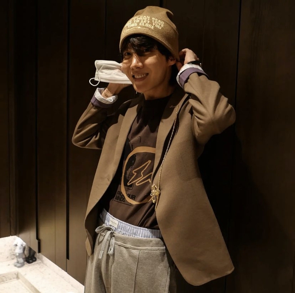 J Hope (BTS) khoe phong cách thời trang tức cười với chiếc quần hai tầng - Ảnh 5. J Hope (BTS) khoe phong cách thời trang tức cười với chiếc quần hai tầng - Ảnh 5.