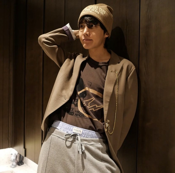 J Hope (BTS) khoe phong cách thời trang tức cười với chiếc quần hai tầng - Ảnh 6. J Hope (BTS) khoe phong cách thời trang tức cười với chiếc quần hai tầng - Ảnh 6.