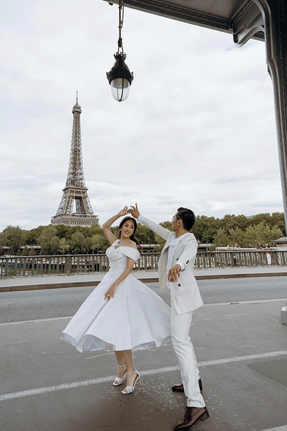 Ảnh vui sao Việt 29-11: Khánh Thi - Phan Hiển nhảy múa dưới tháp Eiffel - Ảnh 1. Ảnh vui sao Việt 29-11: Khánh Thi - Phan Hiển nhảy múa dưới tháp Eiffel - Ảnh 1.