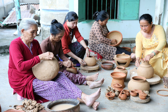 Nghệ thuật làm gốm của người Chăm được UNESCO ghi vào danh mục di sản cần bảo vệ khẩn cấp - Ảnh 1.