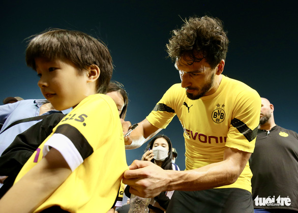 Borussia Dortmund tập thử sân Mỹ Đình, CĐV săn đón Mats Hummels - Ảnh 8.