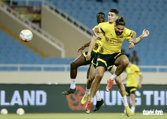Borussia Dortmund tập thử sân Mỹ Đình, CĐV săn đón Mats Hummels - Ảnh 6. Borussia Dortmund tập thử sân Mỹ Đình, CĐV săn đón Mats Hummels - Ảnh 6.