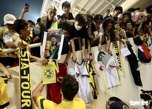 Borussia Dortmund tập thử sân Mỹ Đình, CĐV săn đón Mats Hummels - Ảnh 9. Borussia Dortmund tập thử sân Mỹ Đình, CĐV săn đón Mats Hummels - Ảnh 9.