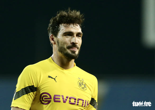 Borussia Dortmund tập thử sân Mỹ Đình, CĐV săn đón Mats Hummels - Ảnh 2.