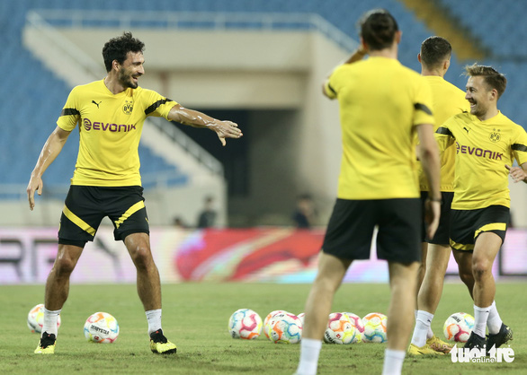 Borussia Dortmund tập thử sân Mỹ Đình, CĐV săn đón Mats Hummels - Ảnh 3.