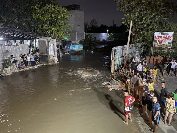 Nước ngập lênh láng tại phường Linh Đông, TP Thủ Đức - Ảnh 1.