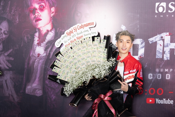 Choáng: Cody Nam Võ được fan tặng bó hoa hình vương miện, kết bằng tiền thật - Ảnh 1. Choáng: Cody Nam Võ được fan tặng bó hoa hình vương miện, kết bằng tiền thật - Ảnh 1.