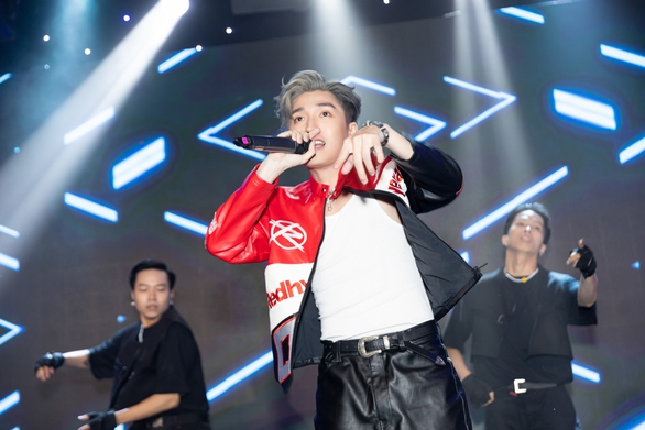 Choáng: Cody Nam Võ được fan tặng bó hoa hình vương miện, kết bằng tiền thật - Ảnh 6. Choáng: Cody Nam Võ được fan tặng bó hoa hình vương miện, kết bằng tiền thật - Ảnh 6.