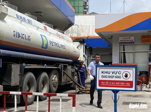 Cần có câu trả lời về chuyện xăng dầu - Ảnh 1. Cần có câu trả lời về chuyện xăng dầu - Ảnh 1.