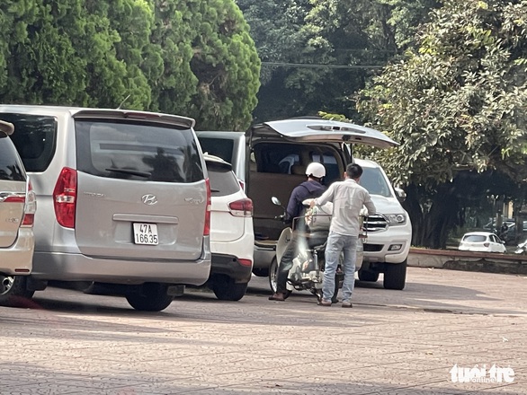 Náo nhiệt xe dù, bến cóc, cơ quan chức năng lại than khó xử lý - Ảnh 3. Náo nhiệt xe dù, bến cóc, cơ quan chức năng lại than khó xử lý - Ảnh 3.
