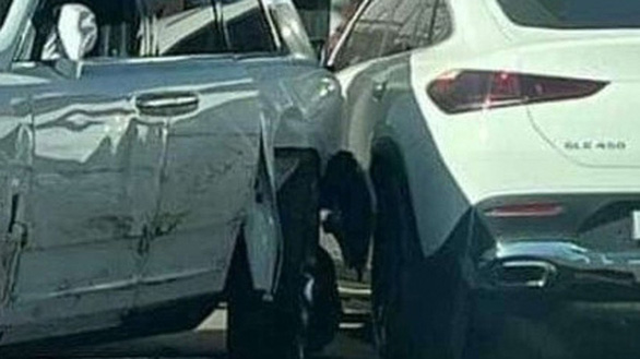 Xe Mercedes-Benz đâm rụng bánh Rolls-Royce - Tai nạn hàng chục nghìn USD - Ảnh 2.