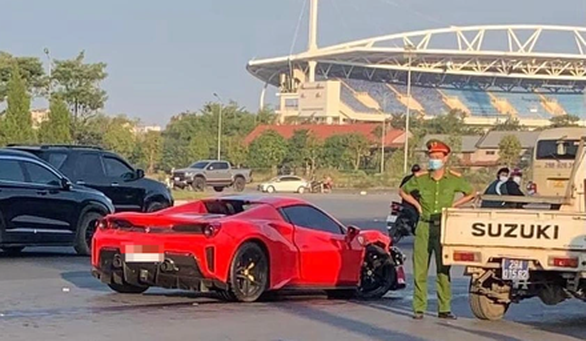 Người lái siêu xe Ferrari đụng chết người ra đầu thú