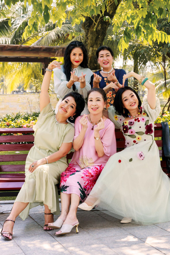 Thêm lạc quan, yêu đời cùng Kim Xuân và ‘hội chị em’ của sitcom ‘Thanh xuân mãi cháy’ - Ảnh 6.