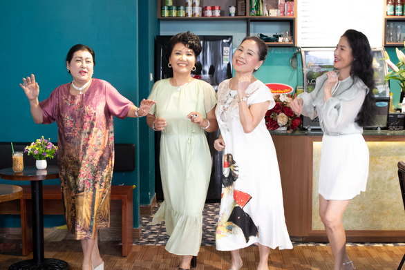 Thêm lạc quan, yêu đời cùng Kim Xuân và ‘hội chị em’ của sitcom ‘Thanh xuân mãi cháy’ - Ảnh 3. Thêm lạc quan, yêu đời cùng Kim Xuân và ‘hội chị em’ của sitcom ‘Thanh xuân mãi cháy’ - Ảnh 3.