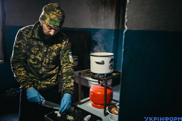 Đầu bếp quân đội Ukraine kể chuyện nấu ăn ‘không có điện’ trong thời chiến - Ảnh 3.