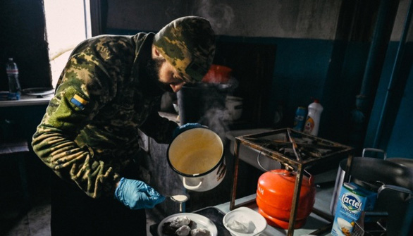 Đầu bếp quân đội Ukraine kể chuyện nấu ăn ‘không có điện’ trong thời chiến - Ảnh 1.