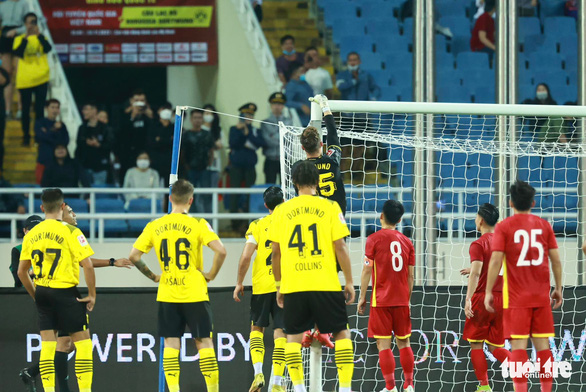Thủ môn Dortmund tác động vật lý làm bung khung thành sân Mỹ Đình - Ảnh 2.
