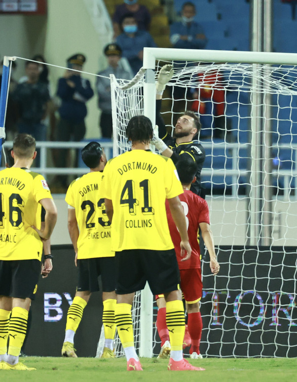 Ngán ngẩm sự cố xấu hổ trên sân Mỹ Đình trong trận Việt Nam - Borussia Dortmund - Ảnh 2.