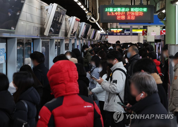 Tàu điện ngầm ở Seoul rối loạn vì đình công quá lớn - Ảnh 3.