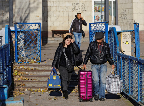 Nga sơ tán hơn 5.000 người mỗi ngày khỏi Kherson do Ukraine phản công - Ảnh 1.