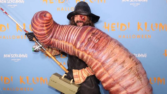 Nữ hoàng Halloween Heidi Klum hé lộ quá trình tạo trang phục chú sâu khủng - Ảnh 1. Nữ hoàng Halloween Heidi Klum hé lộ quá trình tạo trang phục chú sâu khủng - Ảnh 1.