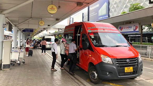 Đề xuất mở 17 tuyến xe rước khách sân bay Tân Sơn Nhất đi, đến nhiều khu đô thị - Ảnh 1.