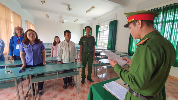 Làm giả hồ sơ quyết toán, phó hiệu trưởng trường cao đẳng bị khởi tố - Ảnh 1.