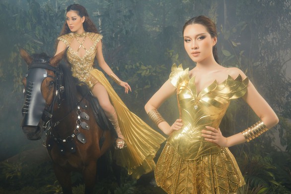 Khánh Vân, Thanh Thanh Huyền bất ngờ gặp sự cố ngựa... tè bậy khi đang chụp ảnh gợi cảm - Ảnh 1. Khánh Vân, Thanh Thanh Huyền bất ngờ gặp sự cố ngựa... tè bậy khi đang chụp ảnh gợi cảm - Ảnh 1.