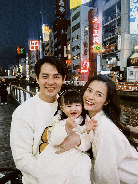 Ảnh vui sao Việt 5-11: Con gái Đông Nhi khoái chí xuất ngoại cùng bố mẹ - Ảnh 1. Ảnh vui sao Việt 5-11: Con gái Đông Nhi khoái chí xuất ngoại cùng bố mẹ - Ảnh 1.