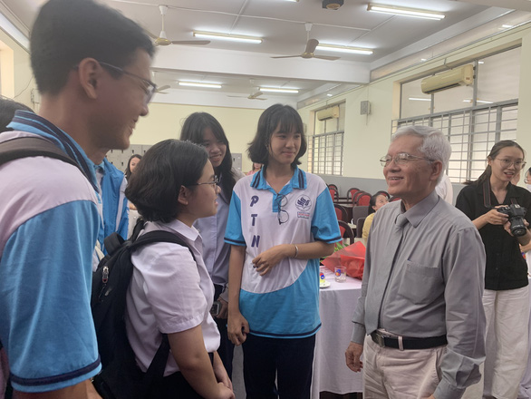 Giáo sư Huỳnh Như Phương: Dạy văn ở phổ thông chủ yếu là dạy người - Ảnh 4.