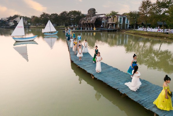Ngỡ ngàng với tài năng của hai nhà thiết kế song sinh 9 tuổi - Ảnh 4. Ngỡ ngàng với tài năng của hai nhà thiết kế song sinh 9 tuổi - Ảnh 4.