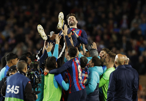 Hình ảnh trận đấu cuối cùng của Gerard Pique tại Camp Nou - Ảnh 1.