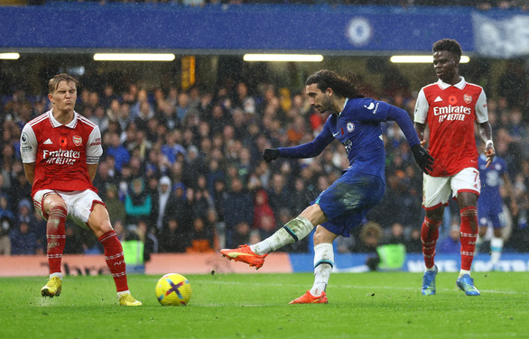 Arsenal đánh bại Chelsea, tiếp tục dẫn đầu Premier League - Ảnh 2.