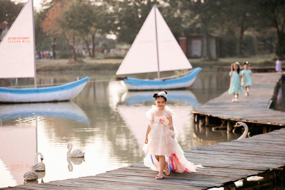Ngỡ ngàng với tài năng của hai nhà thiết kế song sinh 9 tuổi - Ảnh 2. Ngỡ ngàng với tài năng của hai nhà thiết kế song sinh 9 tuổi - Ảnh 2.