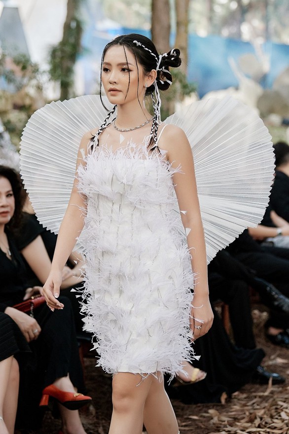Hoa hậu Mutya Datul diện đầm 20kg, chật vật catwalk giữa rừng - Ảnh 7. Hoa hậu Mutya Datul diện đầm 20kg, chật vật catwalk giữa rừng - Ảnh 7.