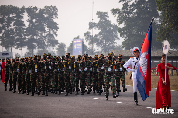 Phó tư lệnh Lục quân các nước ASEAN trổ tài bắn súng - Ảnh 7.