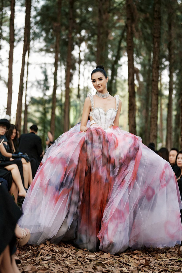 Hoa hậu Mutya Datul diện đầm 20kg, chật vật catwalk giữa rừng - Ảnh 1.