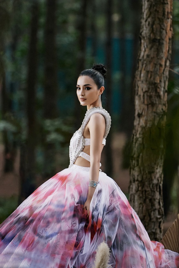 Hoa hậu Mutya Datul diện đầm 20kg, chật vật catwalk giữa rừng - Ảnh 3. Hoa hậu Mutya Datul diện đầm 20kg, chật vật catwalk giữa rừng - Ảnh 3.