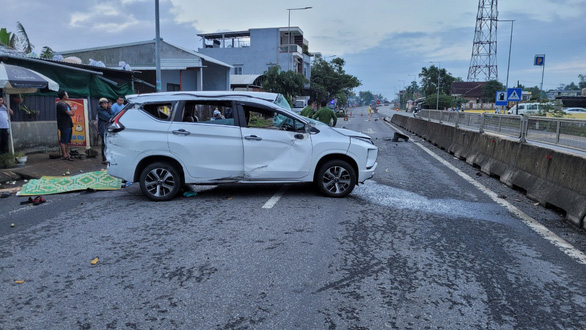 Ô tô tông dải phân cách, lộn nhiều vòng, 2 người chết 3 người bị thương - Ảnh 1.