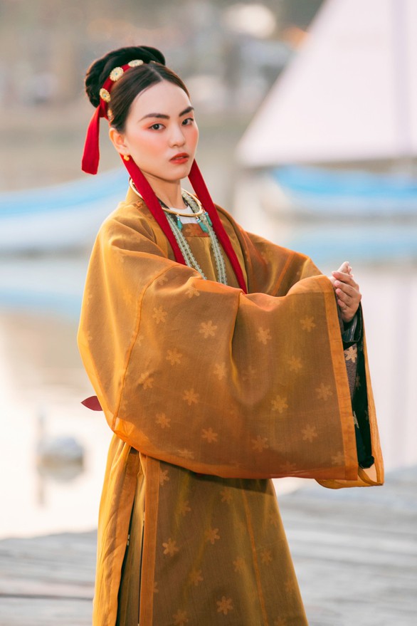 Thật bất ngờ với màn trình diễn bộ sưu tập cổ trang của mẫu tuổi teen - Ảnh 1. Thật bất ngờ với màn trình diễn bộ sưu tập cổ trang của mẫu tuổi teen - Ảnh 1.