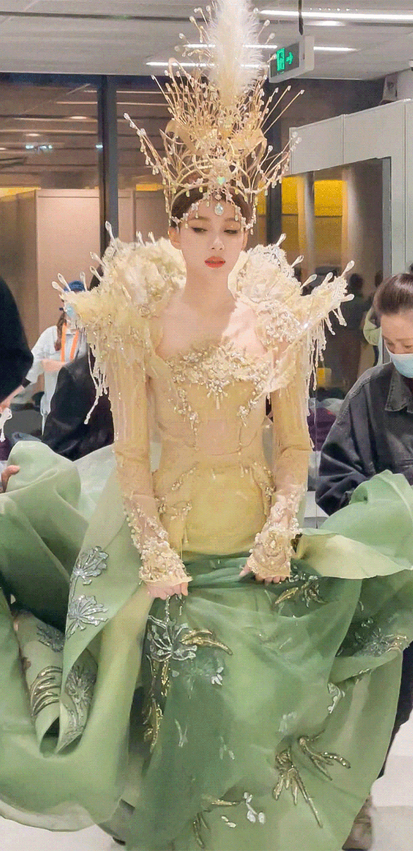 Tôn Di như nữ thần trong Lễ trao giải Kim Ưng, nhưng có gì đó sai sai! - Ảnh 5. Tôn Di như nữ thần trong Lễ trao giải Kim Ưng, nhưng có gì đó sai sai! - Ảnh 5.