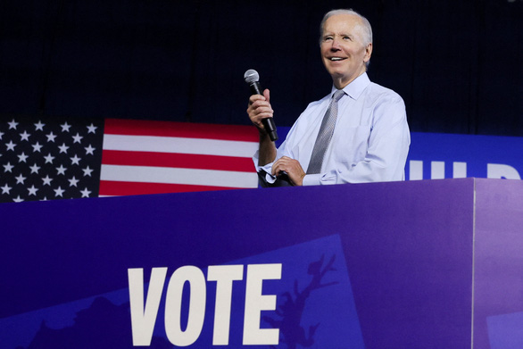 Bầu cử Mỹ giữa kỳ: Tổng thống Biden đưa ra lời kêu gọi cuối cùng - Ảnh 1.