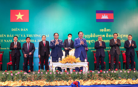 Tuyên bố chung Việt Nam - Campuchia: Kết nối hạ tầng và thể chế để kết nối hai nền kinh tế - Ảnh 2.